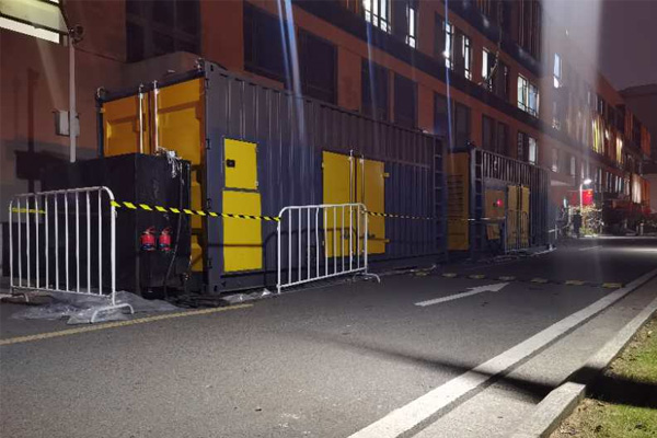 随县柴油发电机组的输出电压是如何调节的？